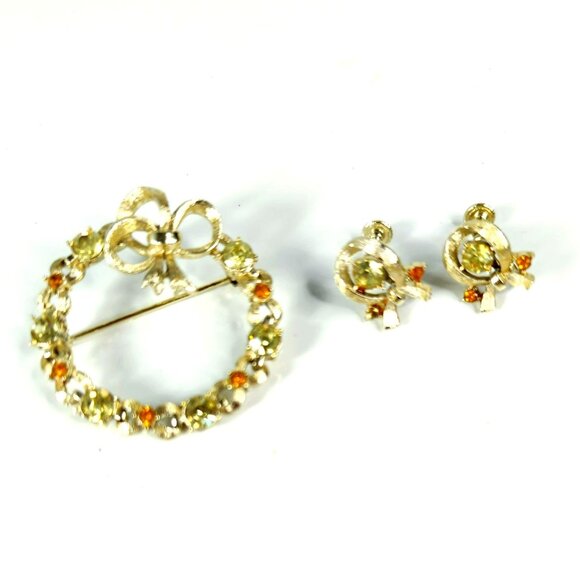 Vintage Coro Gold Tone Wreath Brooch & Clip-On Earrings Set With Rhinestones - Picture 1 of 7
